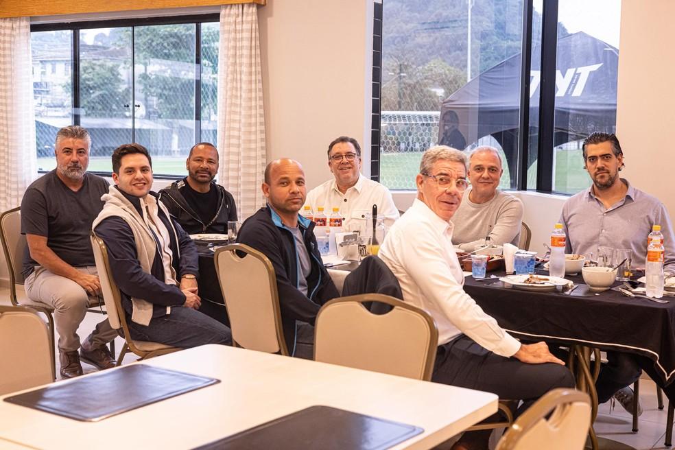 Pai de Neymar visita o CT Rei Pelé e almoça com diretoria do Santos