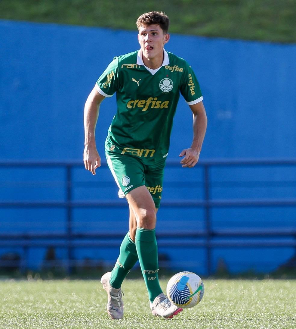 Quem é o zagueiro de 1,97m que impressionou Abel e deve renovar com o Palmeiras em breve