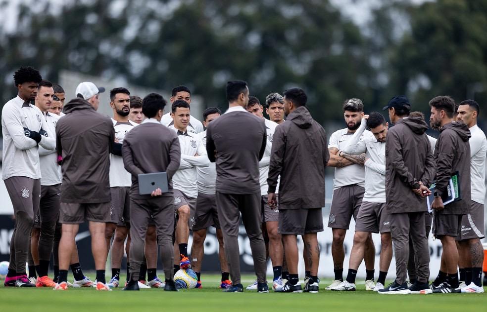 Ramón Díaz faz treino tático no Corinthians e tem reforço de dez garotos da base