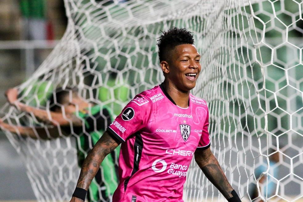 Santos acerta com Billy Arce e aguarda atacante nesta quinta