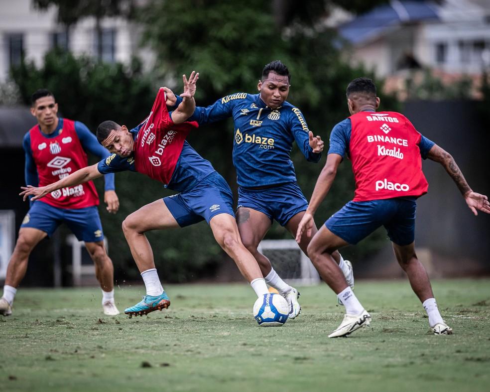 Santos recebe consulta do Atlético-MG sobre Morelos, mas pode negociá-lo com time da Colômbia