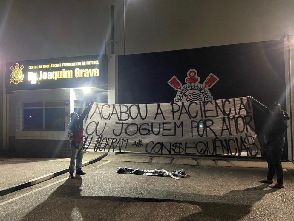 Torcida do Corinthians volta a protestar contra diretoria e elenco: 