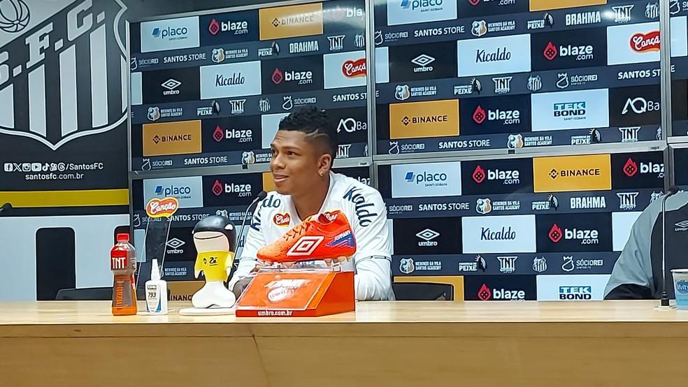 Billy Arce diz que realiza sonho ao chegar ao Santos e revela posições que prefere jogar