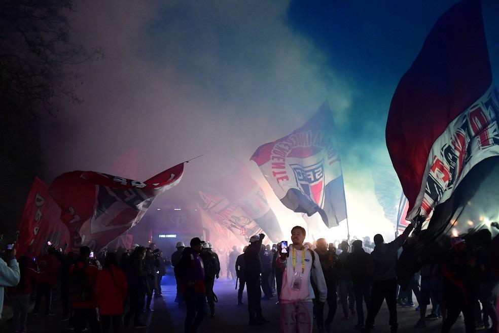 Fumaça azul, silêncio e homenagens: São Paulo tem noite em memória a Juan Izquierdo