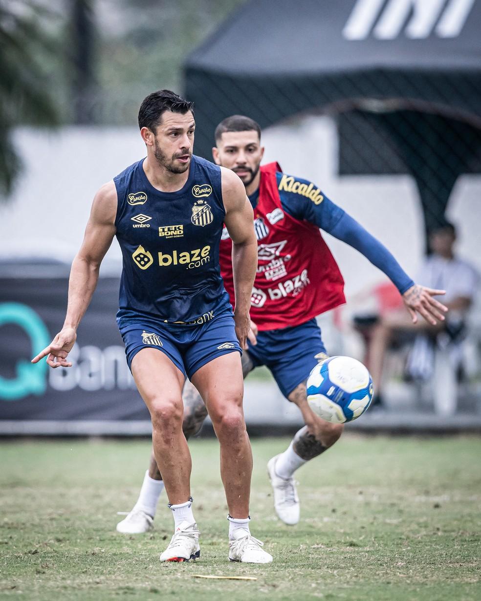 Giuliano busca retomar boa fase no Santos contra principal vítima da temporada