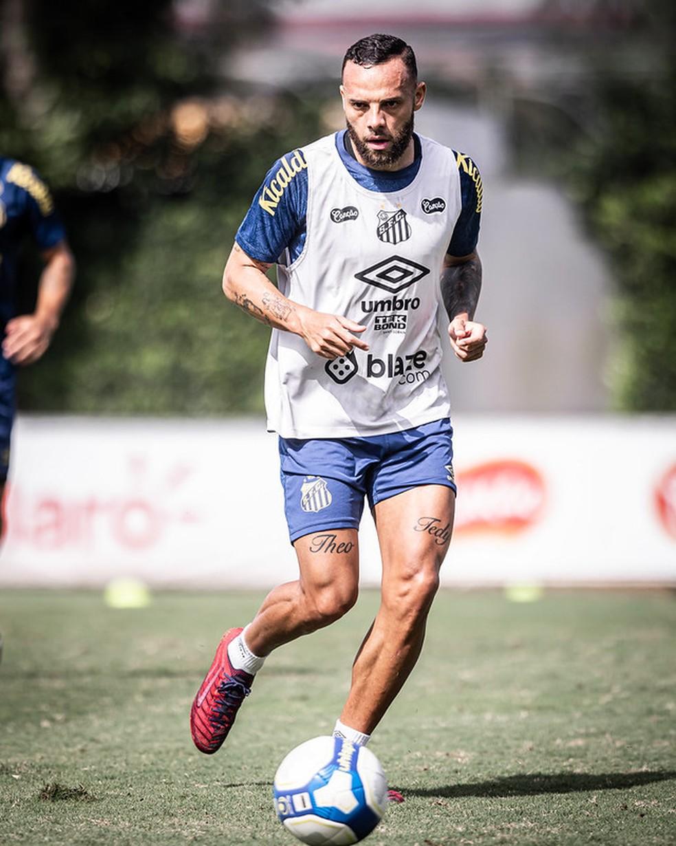 Guilherme celebra fase artilheira no Santos: 