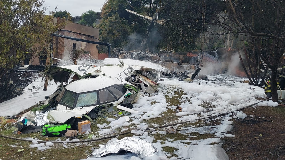 Peritos da aeronáutica começam a analisar motores de avião que caiu; 35 dos 62 mortos são identificados