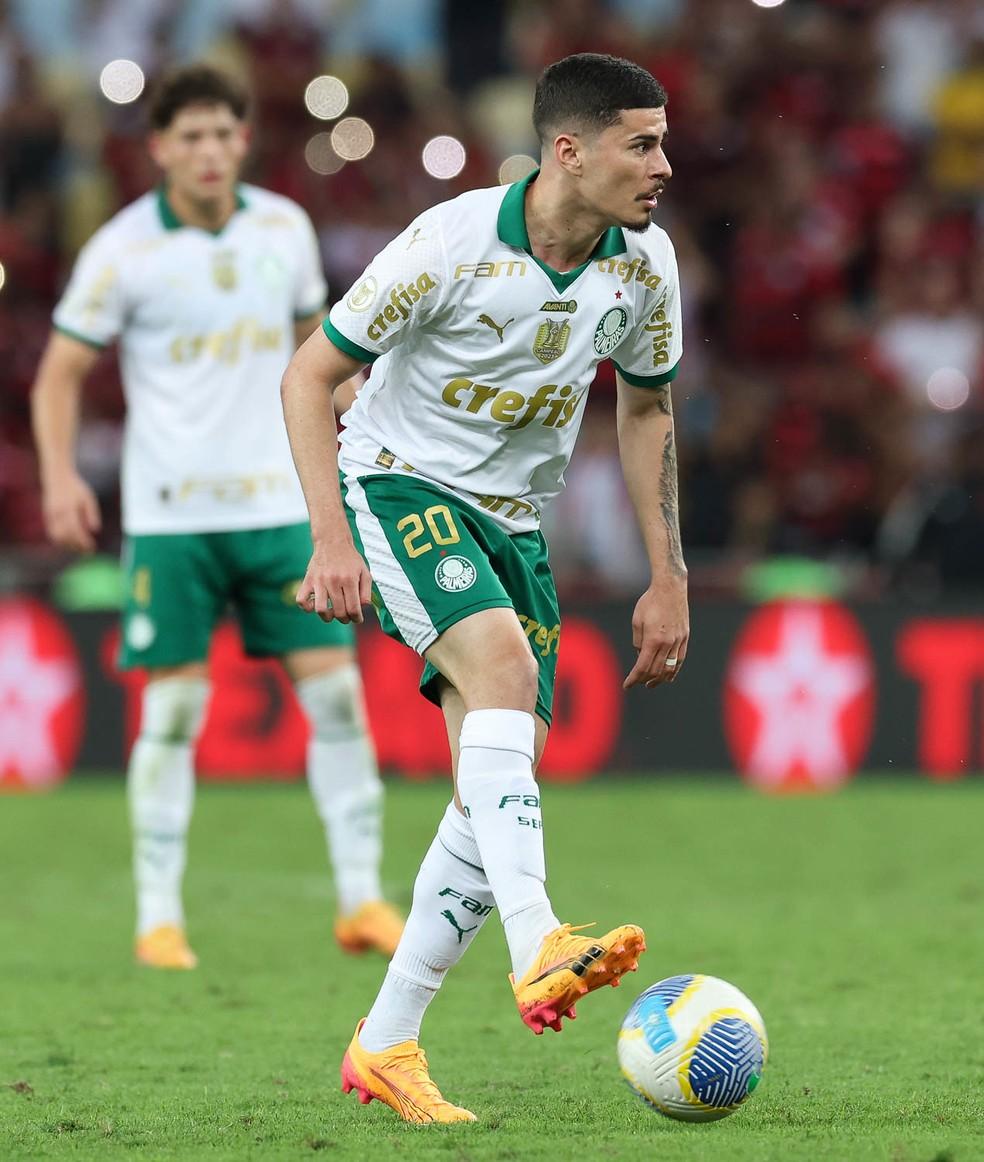 Rômulo volta a jogar pelo Palmeiras após dois meses e tenta se firmar diante de desfalques