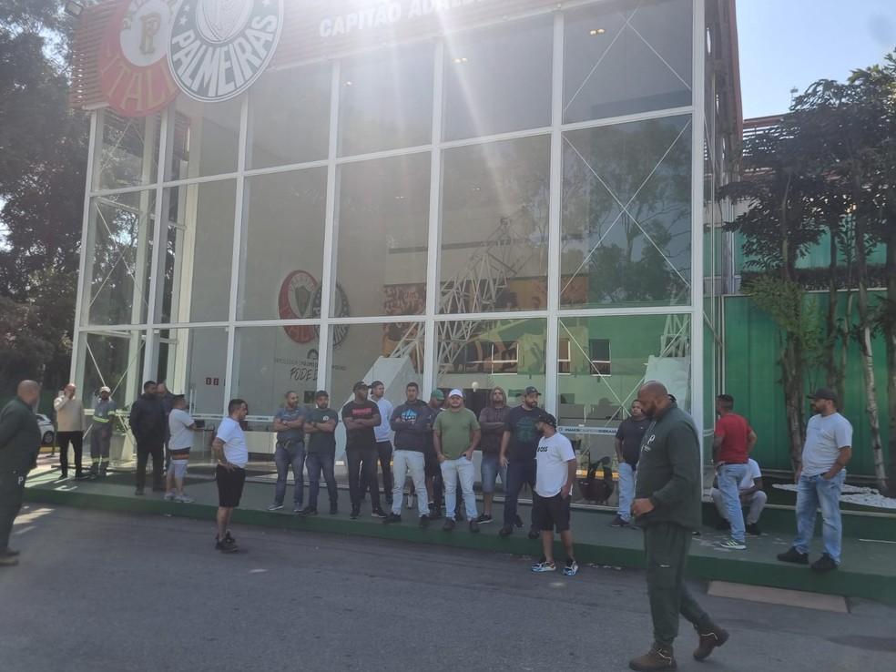Torcedores do Palmeiras invadem a Academia de Futebol