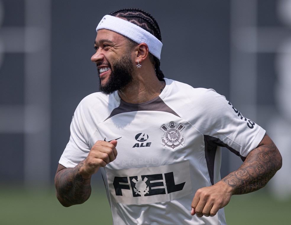 Como Memphis Depay dribla barreira do idioma para se entrosar em início no Corinthians
