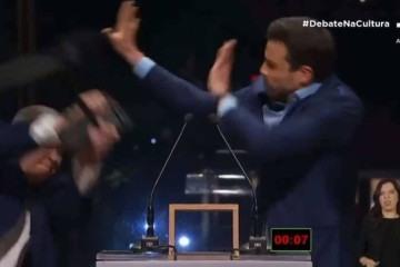 Datena agride Pablo Marçal com cadeirada durante debate em São Paulo