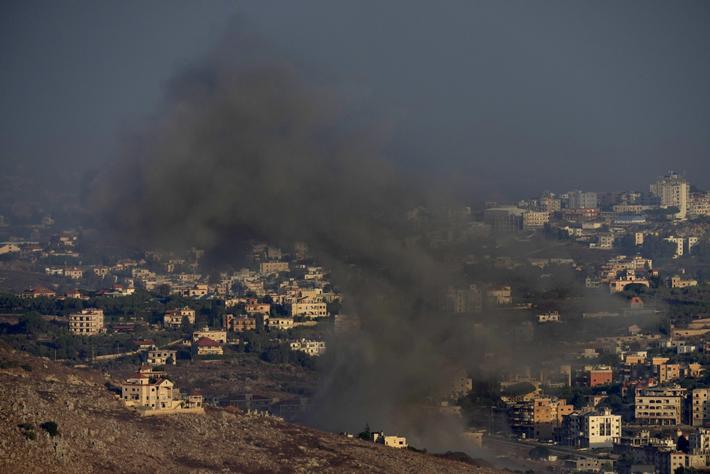 Israel pede para que civis se afastem das posições do Hezbollah; bombardeios no Líbano matam 50, diz governo