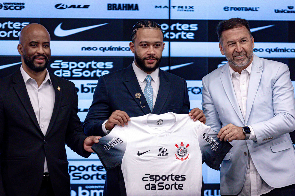 Memphis Depay vai ao CT e faz primeira atividade como jogador do Corinthians