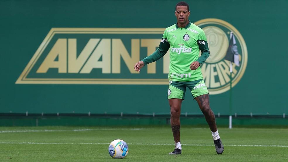 Palmeiras banca Caio Paulista após sondar Alex Sandro e vê lateral viver melhor fase
