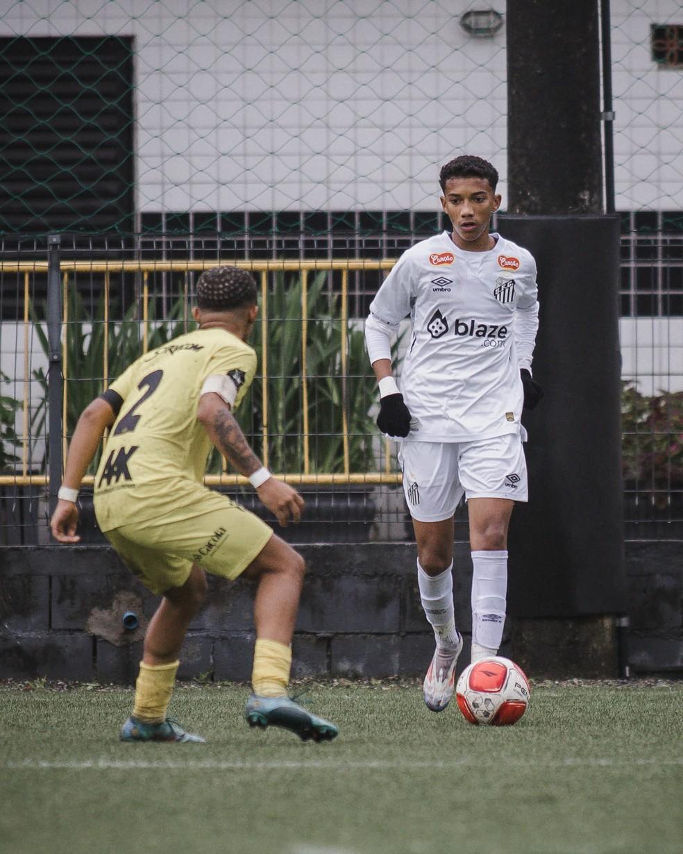 Como é a vida quase anônima do filho de Robinho na base do Santos