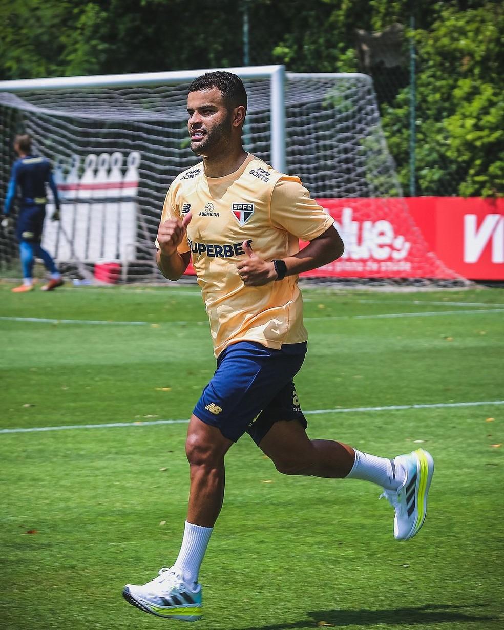 E o Alisson? Volante do São Paulo avança em recuperação e pode ser surpresa no Brasileirão