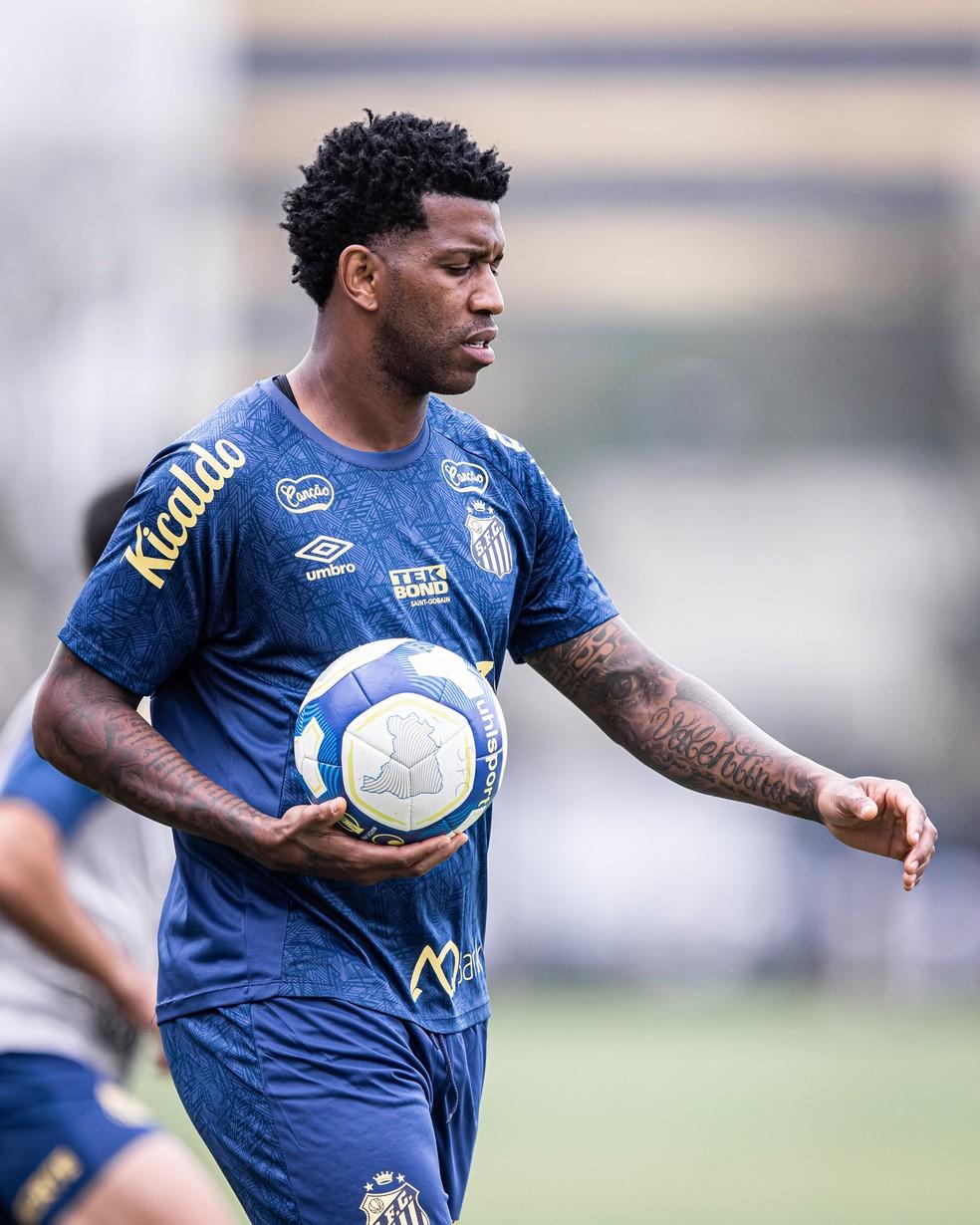 Gil vive momento decisivo na carreira e dá sinais de que jogará mais uma temporada no Santos