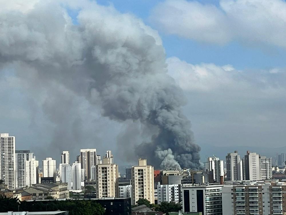Incêndio atinge shopping no Brás, no Centro de SP; VÍDEOS e FOTOS