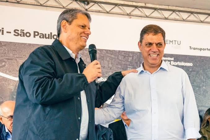 Prefeito Marcos Neves e o governador Tarcísio de Freitas inauguram Viaduto Corredor Oeste