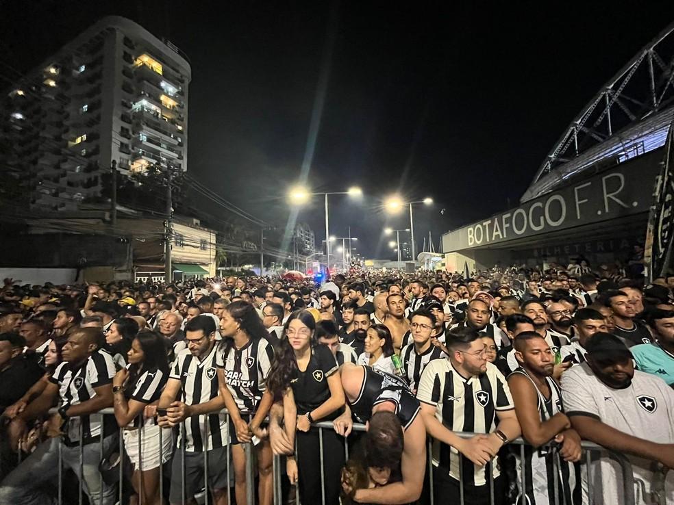 Prejuízo, ataques racistas e ameaças: veja relatos de torcedores do Botafogo em Montevidéu