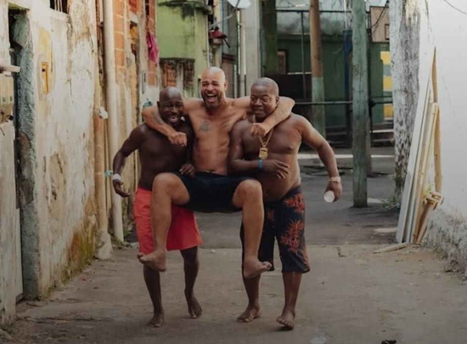Adriano Imperador visita favela onde foi criado e diz que bebe todos os dias: 'Não é fácil ser uma promessa que ficou em dívida'