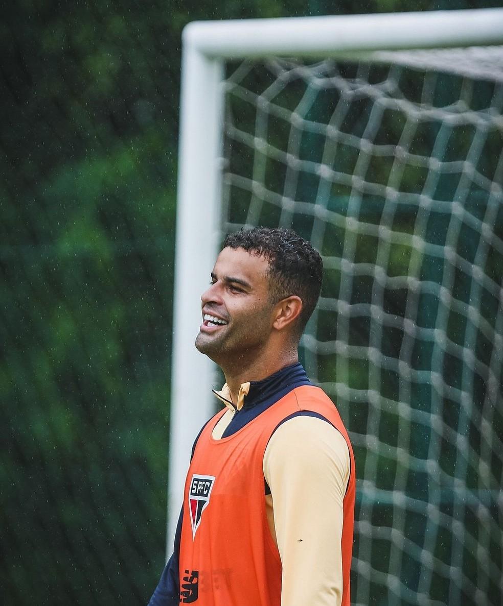 Escalação: São Paulo tem dois desfalques e conta com a volta de Alisson contra o Athletico