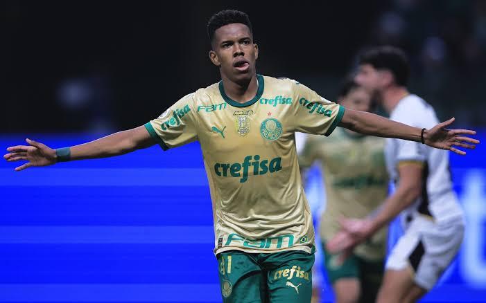 Estêvão revê Corinthians após ser pivô de confusão e busca primeiro gol em clássico pelo Palmeiras