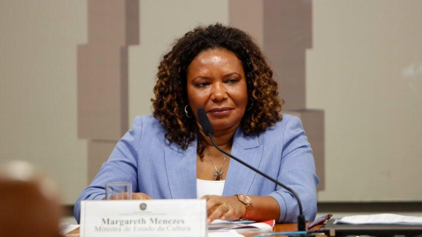 Governo anuncia investimento de R$ 3 bilhões na Lei Rouanet...  Leia mais no texto original