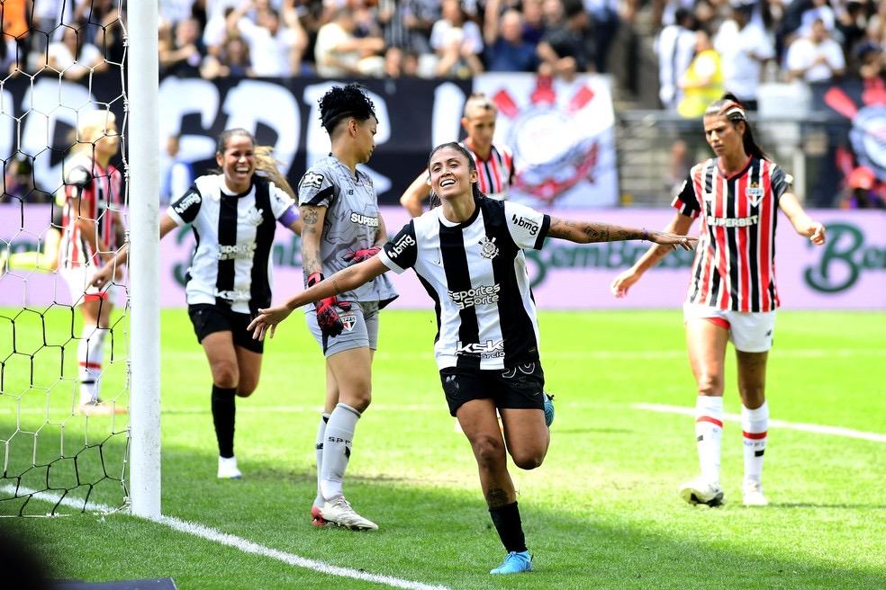 Jaqueline, atacante do Corinthians, bate em veículo e atropela pedestre em SP