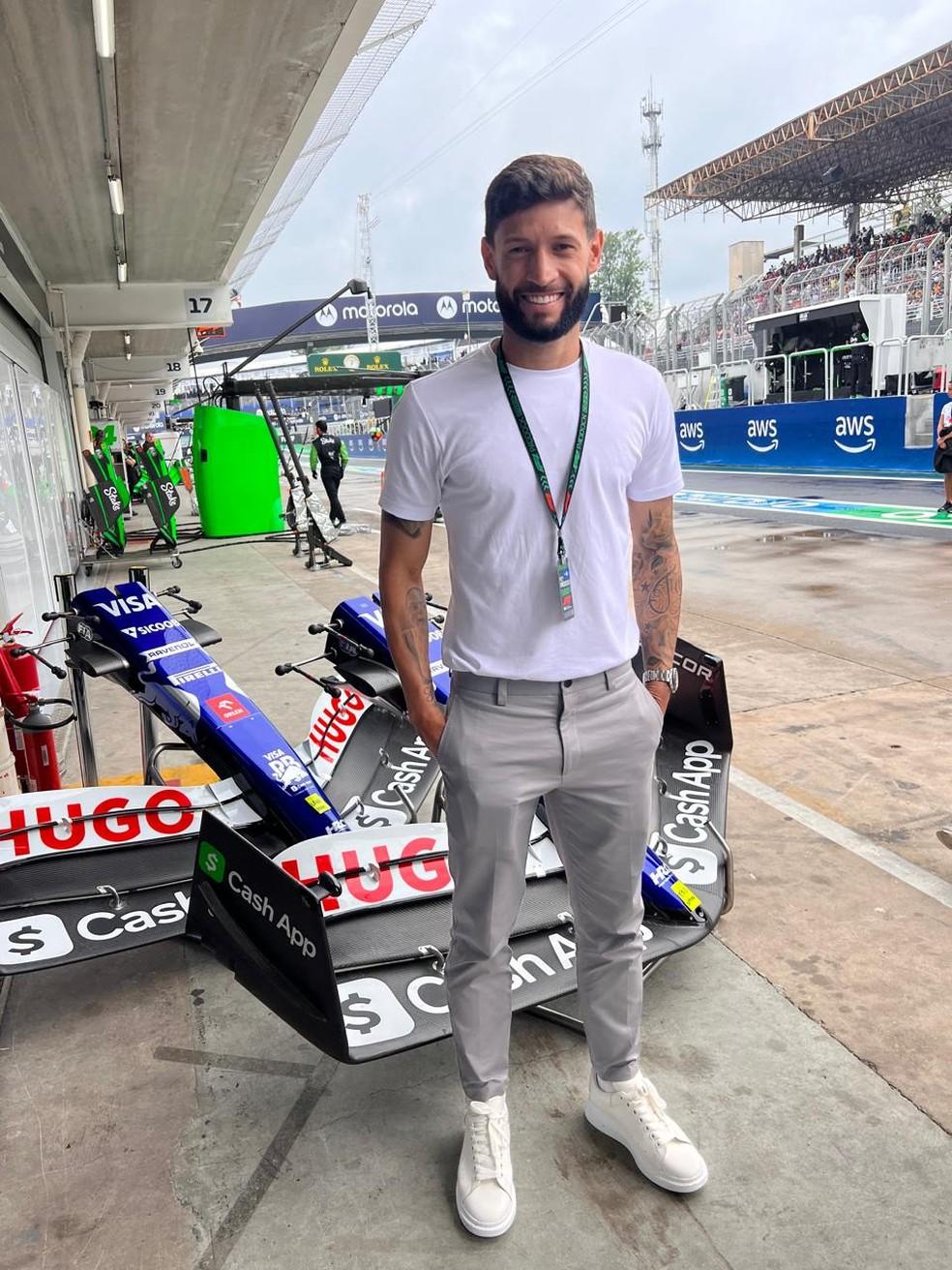 Juninho Capixaba, do Bragantino, aproveita folga para acompanhar GP do Brasil em Interlagos