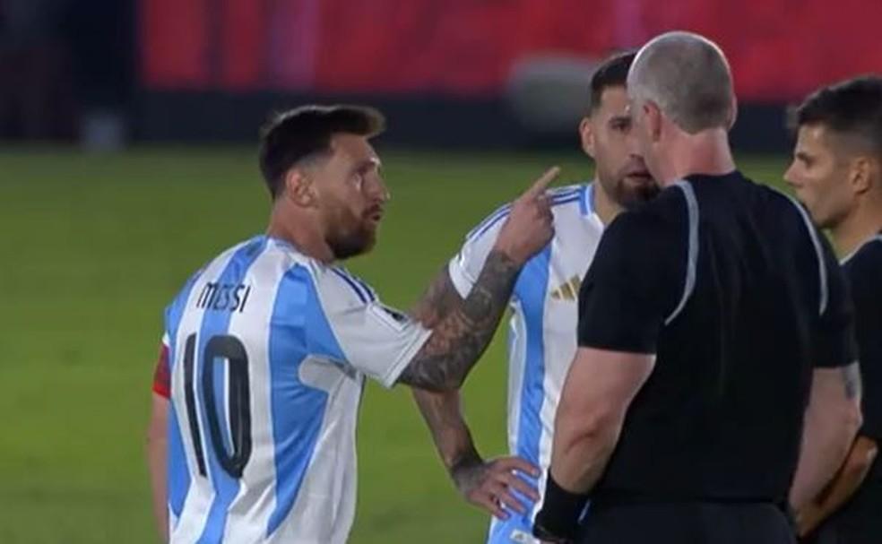 Messi se irrita com Anderson Daronco por falta não marcada; veja
