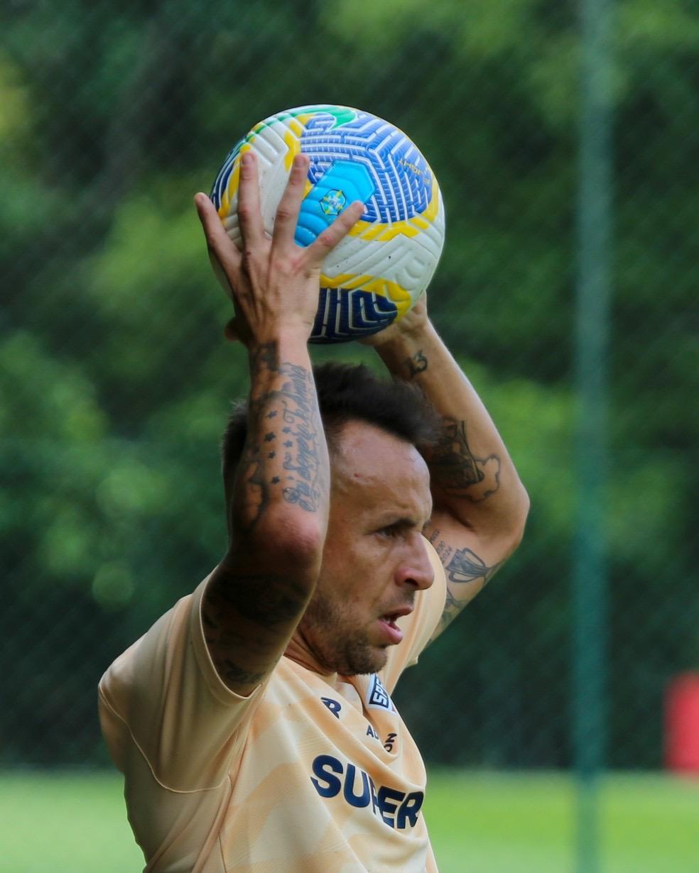 Rafinha mantém dúvida sobre aposentadoria, mas tendência é renovar com o São Paulo