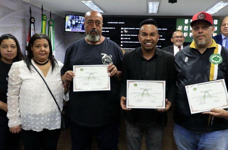 Vereador Batista Comunidade entrega “Moções” e reconhece atuação dos funcionários na manutenção da cidade