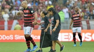 Adriano se despede dos gramados com dois gols no Maracanã