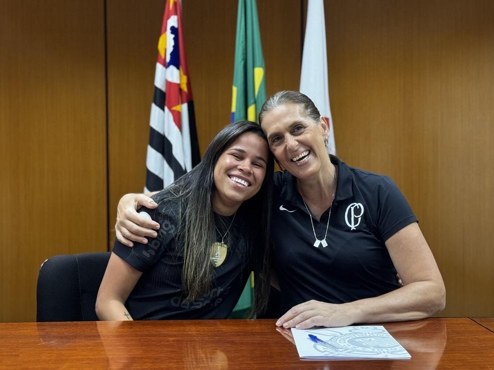 Corinthians anuncia a renovação de Vic Albuquerque, maior artilheira do time feminino