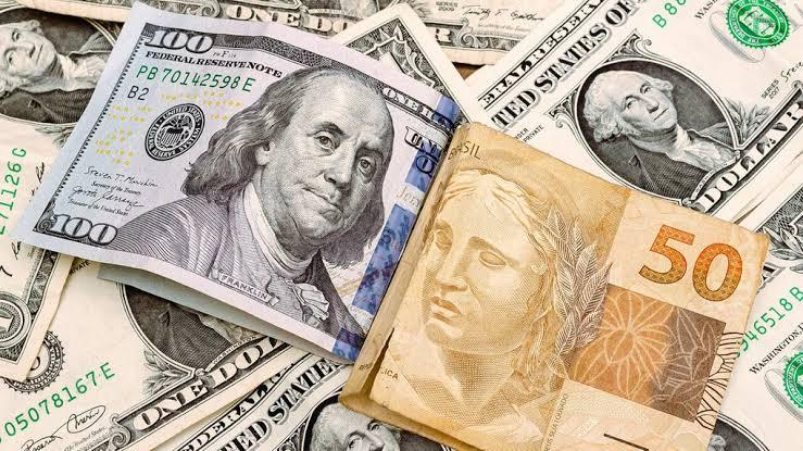 Dólar abre em baixa à espera de leilão do BC