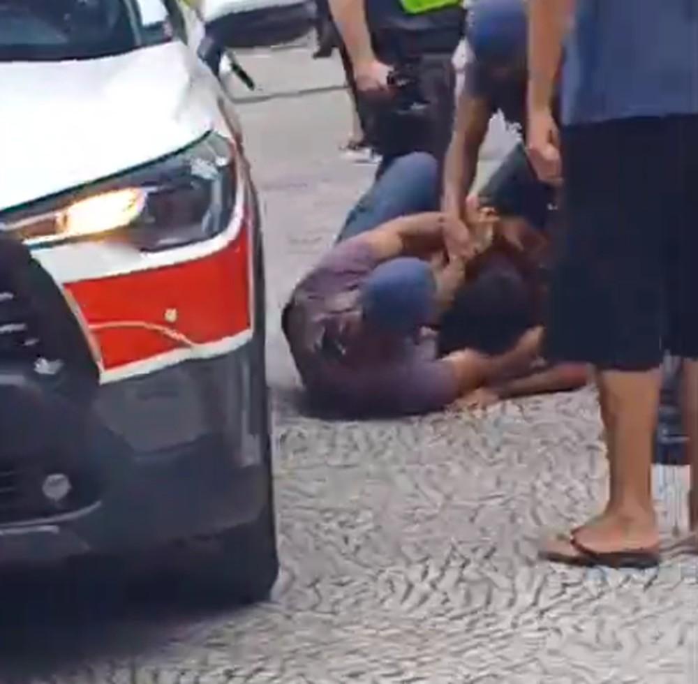 PM dá 'mata-leão' e chutes em homem no Centro de SP durante atendimento da Prefeitura a moradores de rua