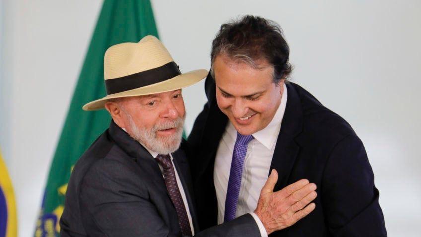 Com bolsas de até R$ 2.100, Lula lança Programa Mais Professores