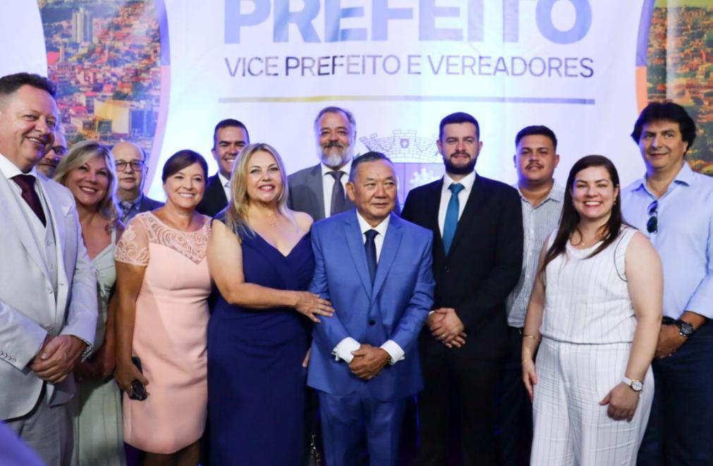Dr. Sato toma posse como primeiro prefeito reeleito de Jandira em 20 anos, marcando avanços históricos no município