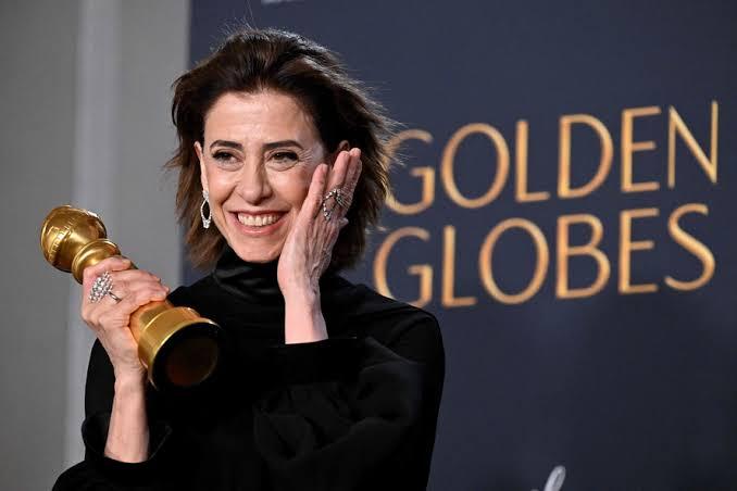 Fernanda Torres vence no Globo de Ouro e traz prêmio inédito ao Brasil
