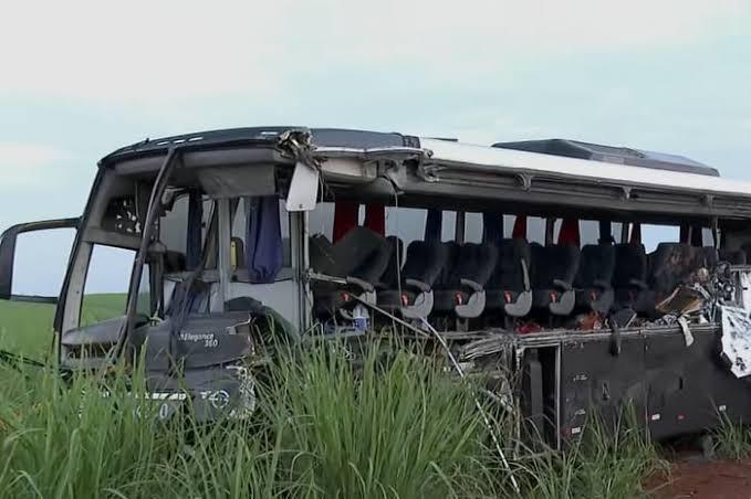 Acidente entre caminhão e ônibus com universitários deixa 12 mortos em rodovia no interior de SP
