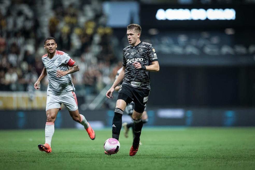 Atlético-MG e Palmeiras avançam em troca de Fuchs por Caio Paulista