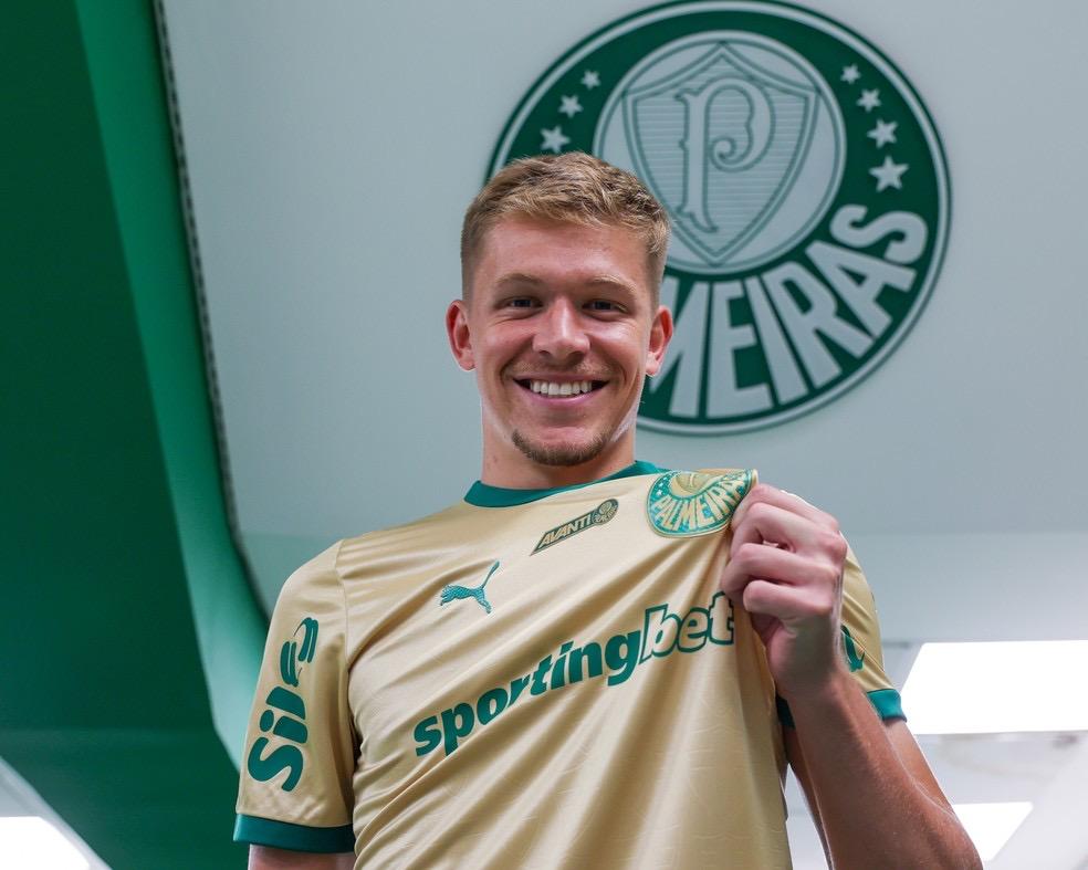 Carros antigos, de colecionadores, foram expostos na parte externa do espaço em que a festa aconteceu. Na madrugada de q