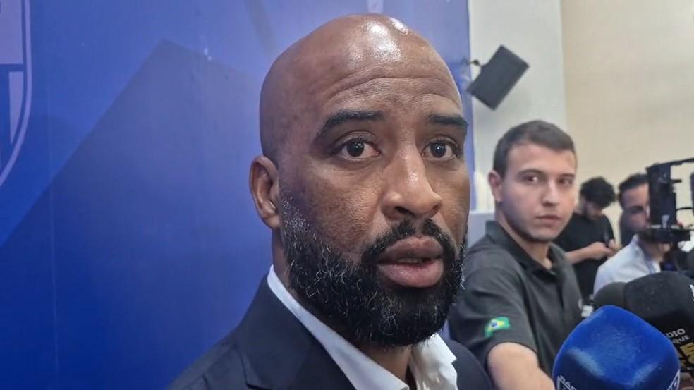 Corinthians aguarda exames para anunciar Angileri, e Fabinho fala sobre chance de mais reforços