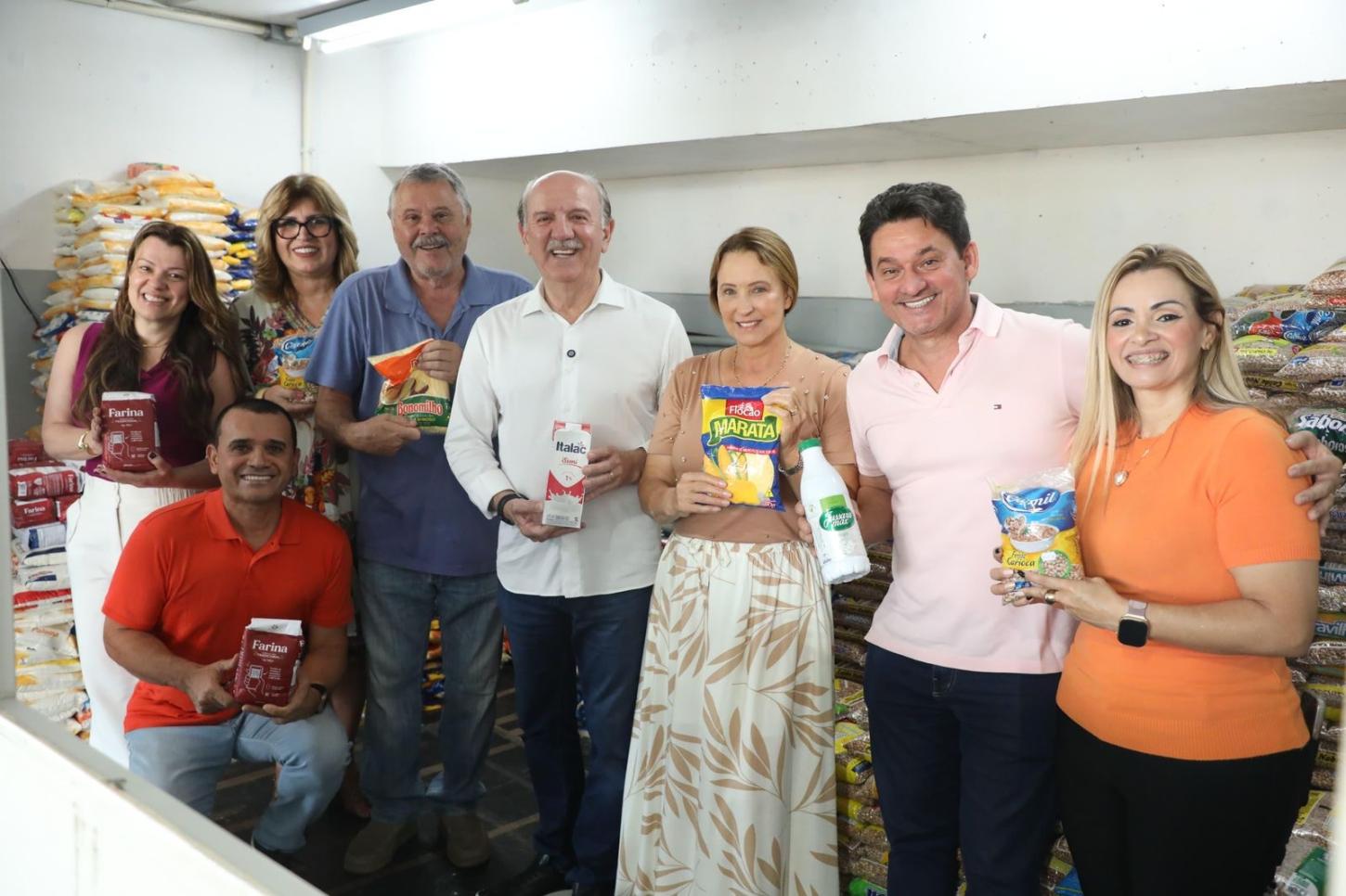 Ao lado do Secretário de Esportes Tom Moisés o Prefeito Piteri acompanhado de sua esposa Damaris Piteri receberam doações do Circuito Paulista de Jiu-Jitsu