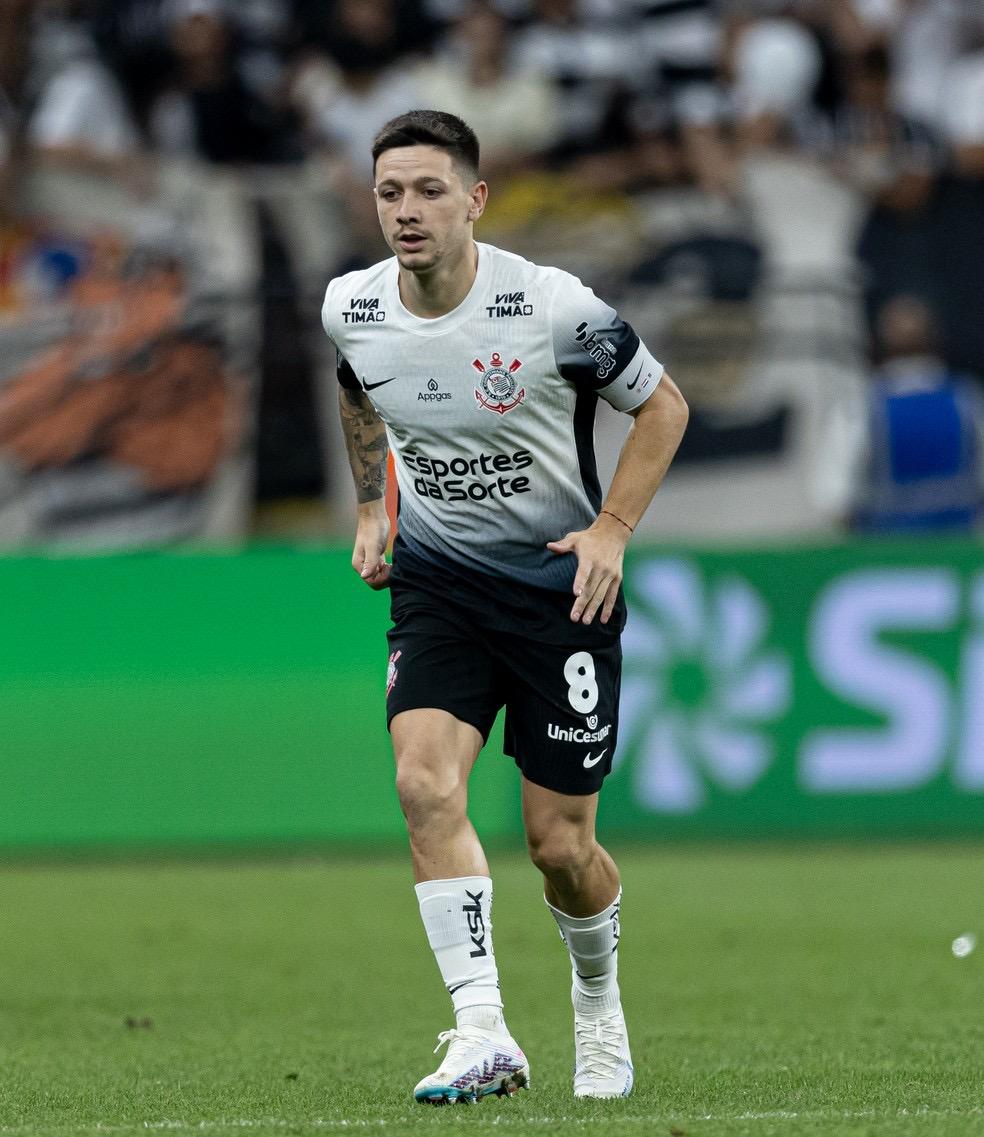 Entenda por que o Corinthians deixou Garro no banco e adota cuidados especiais com o meia