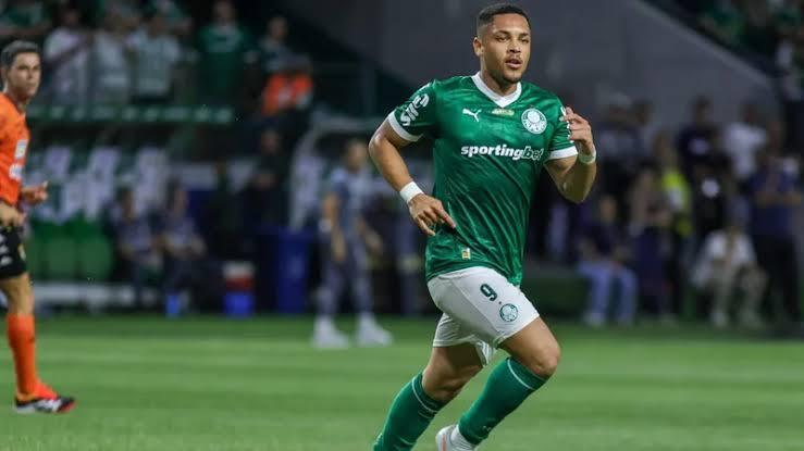 Vitor Roque estreia pelo Palmeiras com pênalti sofrido, quase assistência e elogios de Abel