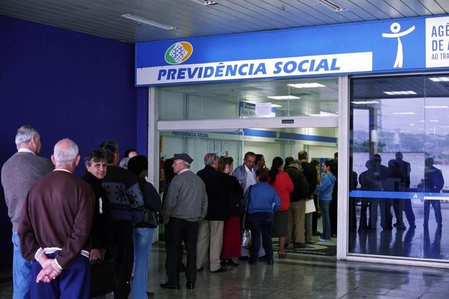 INSS paga 13º salário e benefícios de abril para aposentados e pensionistas a partir de hoje; veja calendário