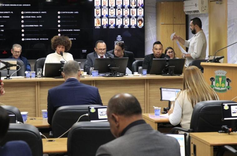 Legislativo aprova projetos sobre educação e reconhecimento a empresa