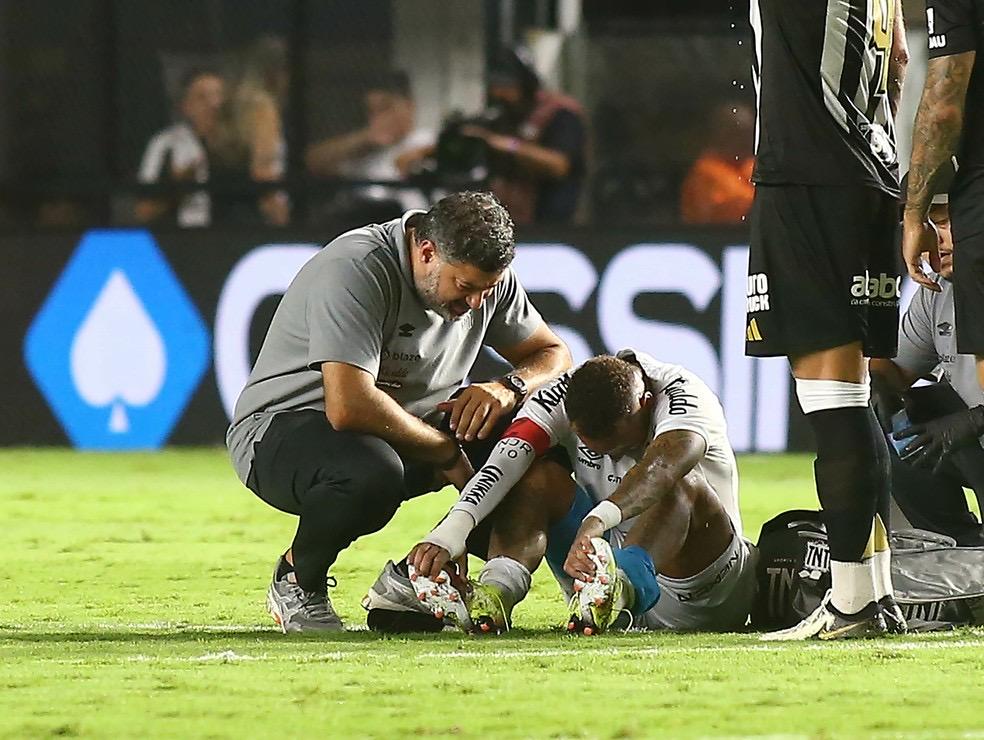 Neymar sente lesão, chora e é substituído no primeiro tempo de Santos x Atlético-MG